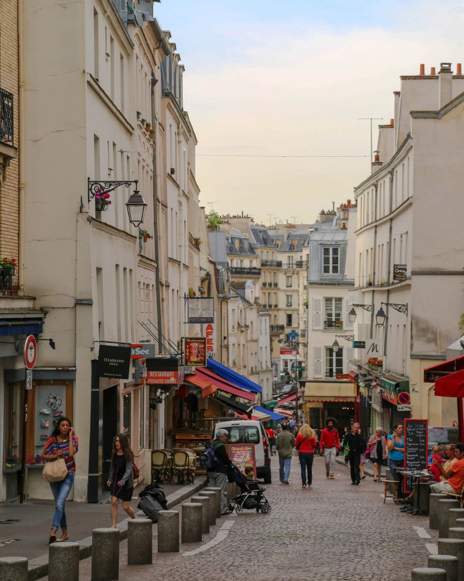 Take a stroll in the street of Paris